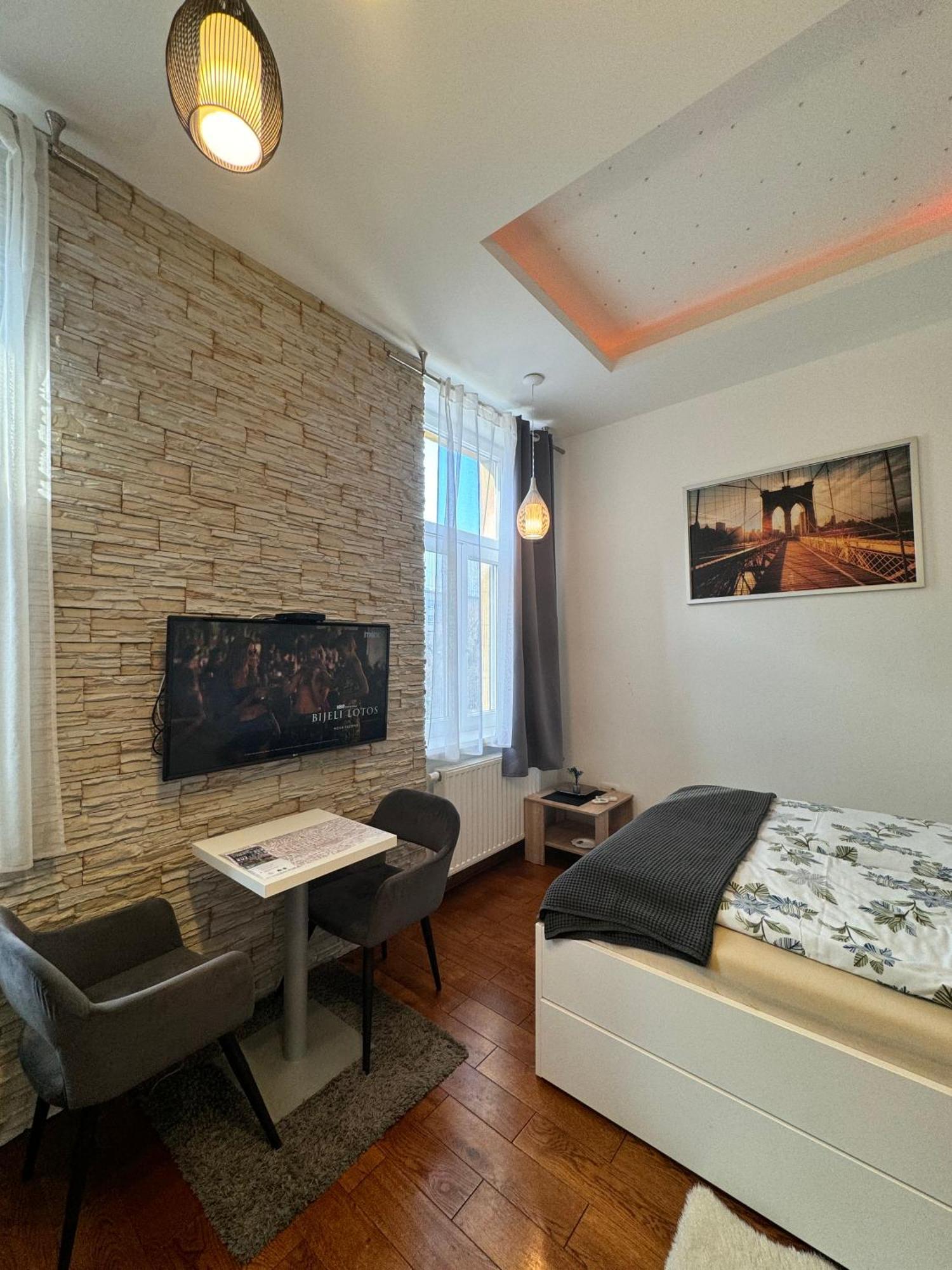 Home1 *