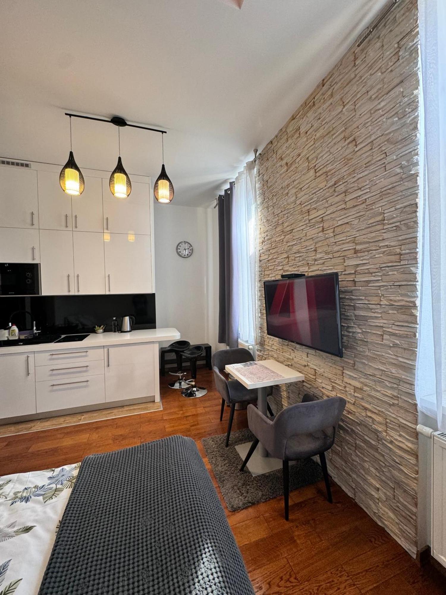 Home1 *