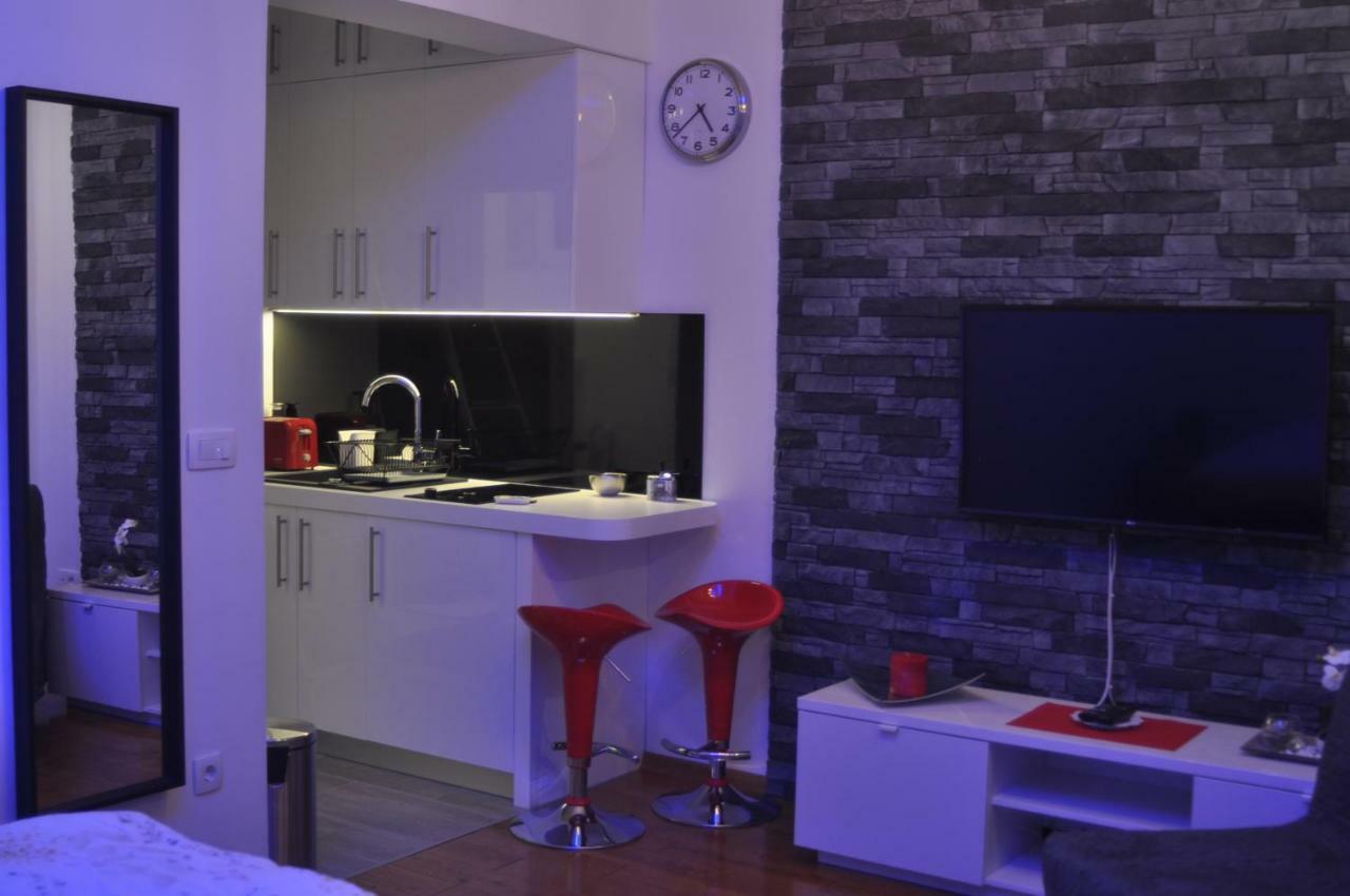 Home1 *